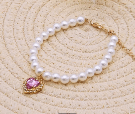 Gargantilla de perlas c/dije de corazon de piedra. Talle M